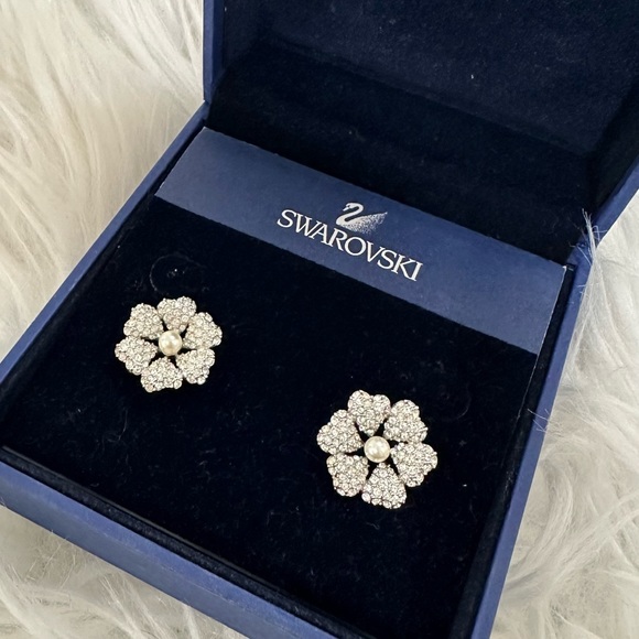 Like new condition Swarovski earrings - Picture 1 of 4